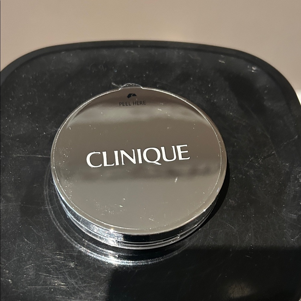 Clinique Stay-Matte Sheer Pressed Powder - Neutral Beige Packaging - Picture 3 of 5